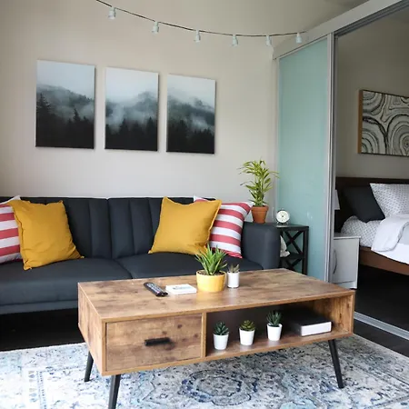 Queen Anne Abode - 1 Block From Cpa! - Free Parking!
